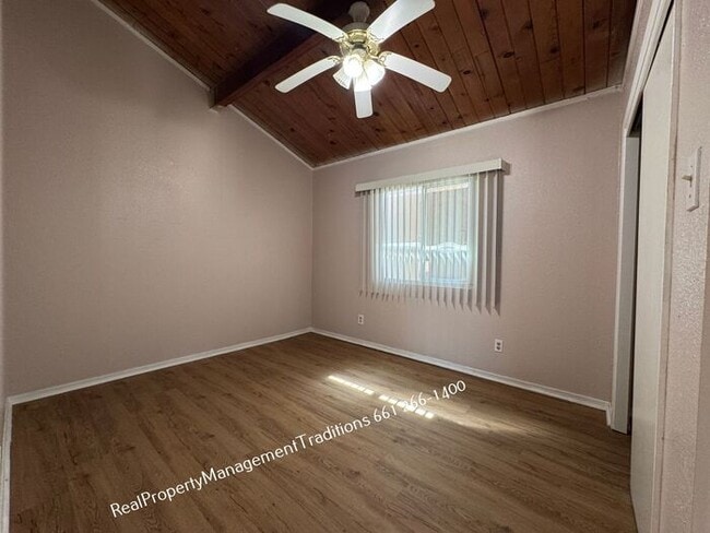 Building Photo - Charming 2 + 1 Duplex in Rosamond