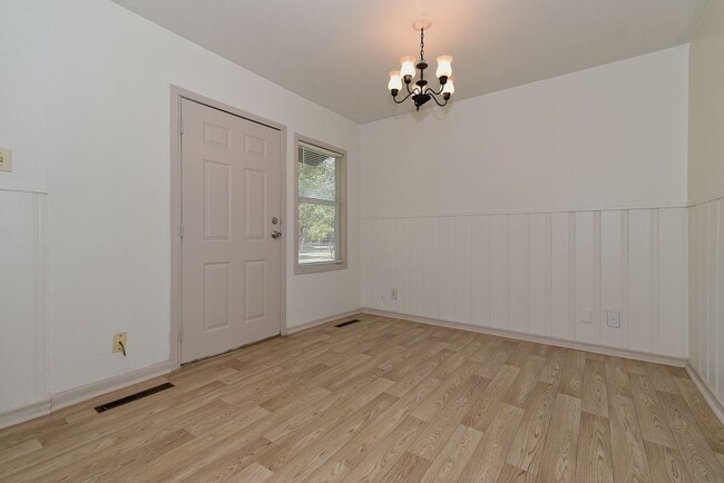 Building Photo - 1304 Skyline Dr