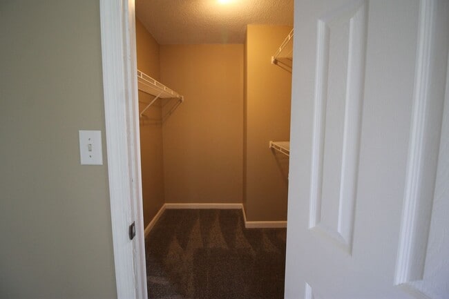 Building Photo - Updated 2 Bed/ 2.5 Bath