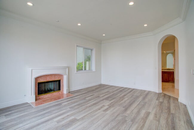 Building Photo - 4318 Mesa St