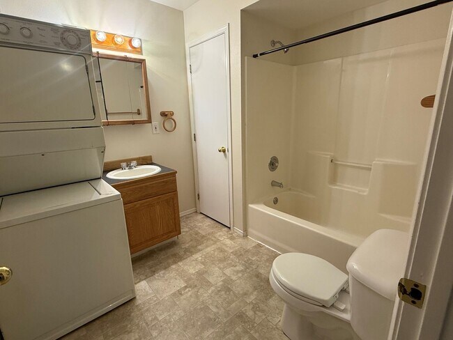 Building Photo - 553 11th St NE