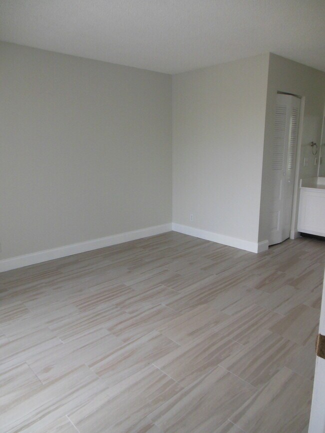 Building Photo - ONE BEDROOM ONE BATHROOM! WATERFRONT COMMUNITY!!!