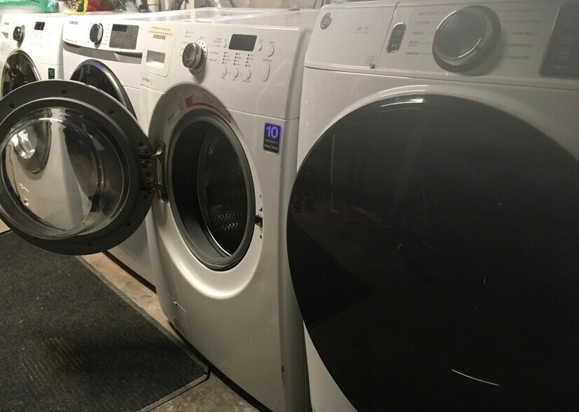 Building Photo - 2338 N Avers Ave