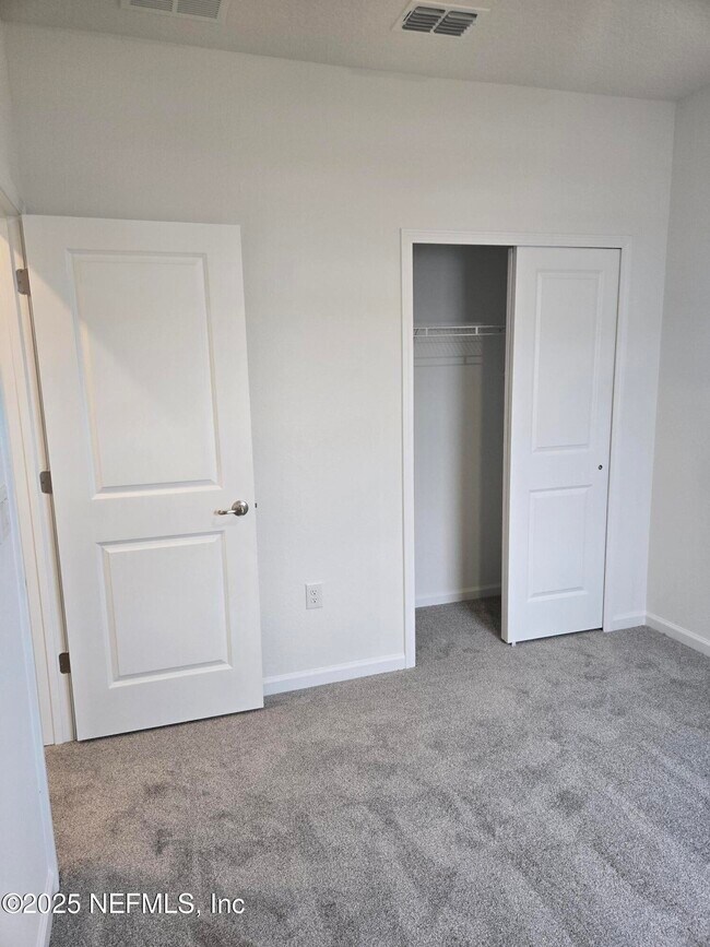 Building Photo - 207 Brandon Lks Dr