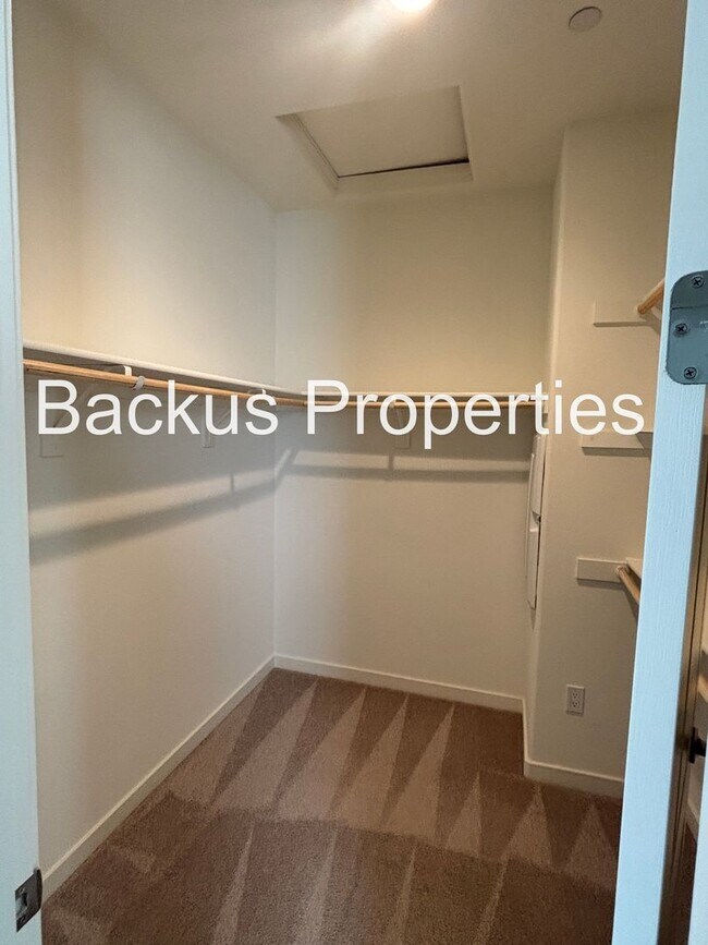 Building Photo - Three Bedroom Home in Hollister