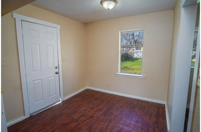 Building Photo - Great Home Near AT&T Center and Downtown!