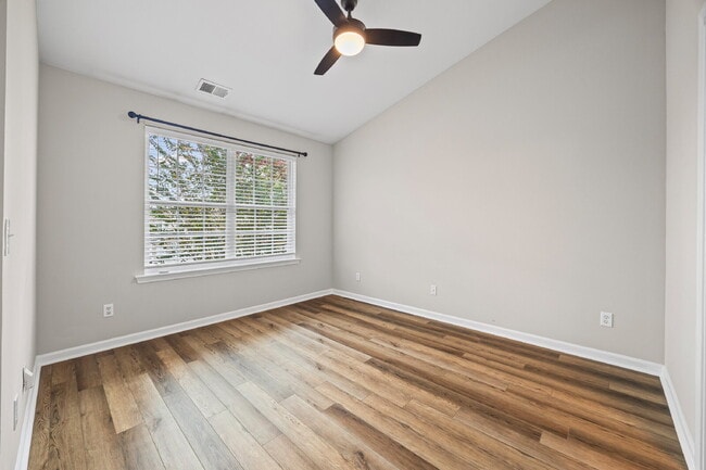 Building Photo - "Charming 2-Bedroom Townhouse Retreat in B...