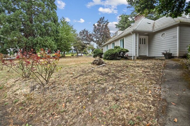 Building Photo - 9520 SW Cypress St