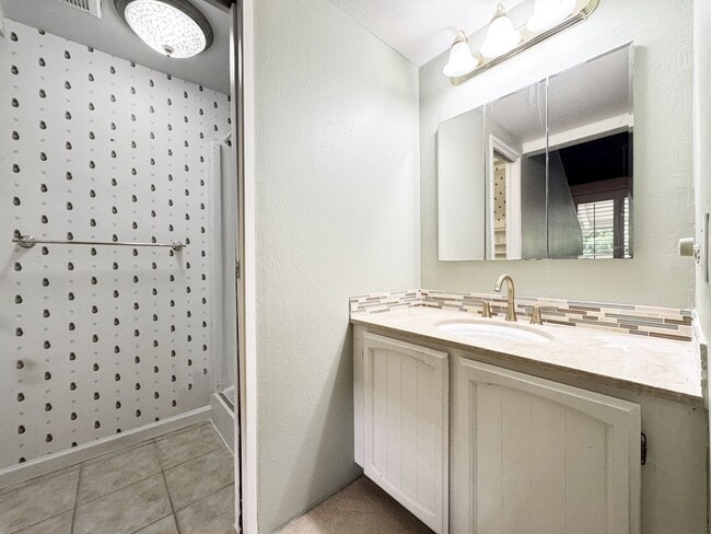 Building Photo - Pet Friendly Hawaii Kai Townhouse with A/C