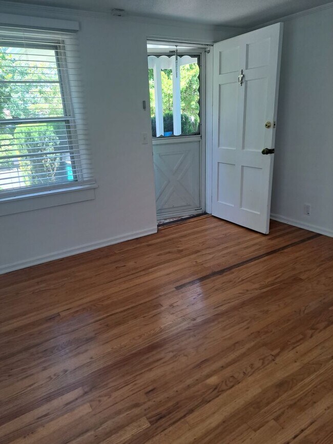 Building Photo - Cozy Home - Updated 2 bedroom with 2 car g...
