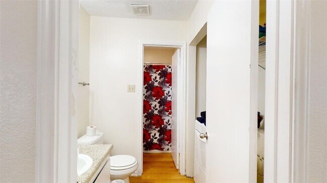 Building Photo - 1005 Spring Loop