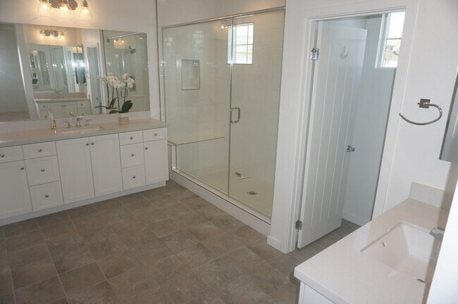 Building Photo - Stunning 4 Bedroom 3 Bath Plus Loft Home i...