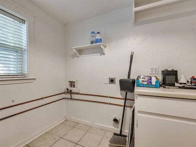 Building Photo - 1017 McFarland St