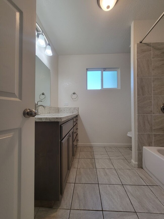 Building Photo - Beautiful 3 Bedroom 2 Bathroom Home in SW Visalia!