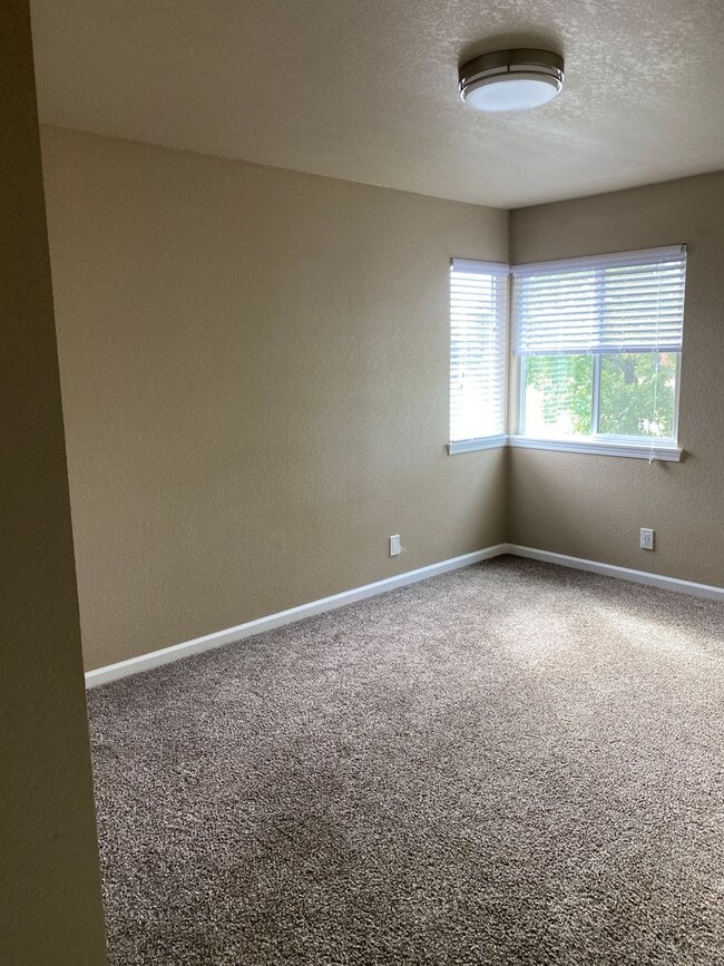 Building Photo - 2076 Fancy Oaks Dr, Redding, CA 96003