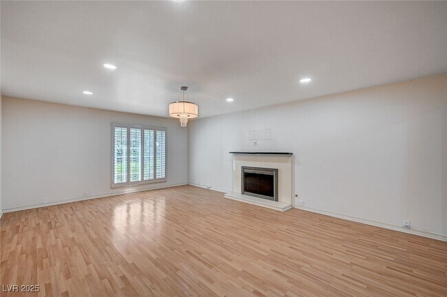 Building Photo - 578 Tam O Shanter