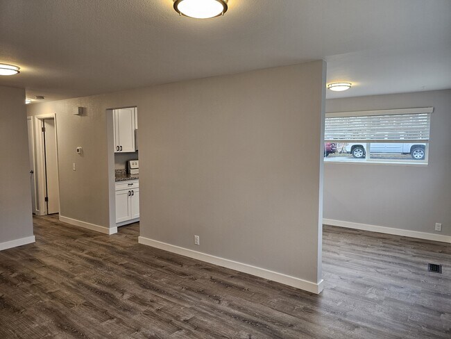 Building Photo - 813 Riverside Dr