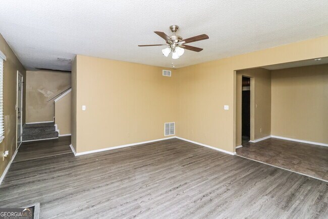 Building Photo - 5438 Farmview Close