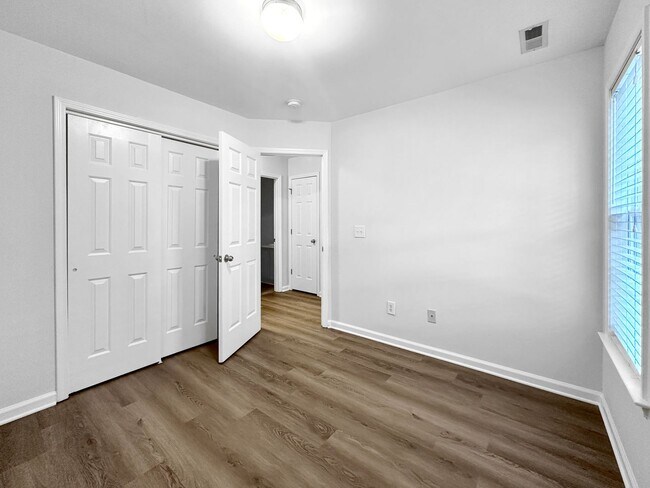 Building Photo - WITH 13 month lease NO RENT PAYMENT ON SECOND MONTH'S RENT !! Beautiful 3BR 2.5BA Townhome w/ Fen...