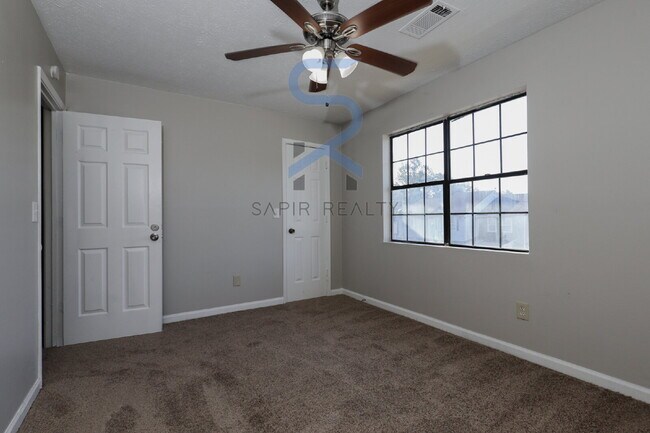 Building Photo - Move in before November 15th and choose yo...