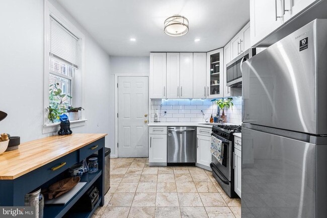 Building Photo - 2718 W Jefferson St