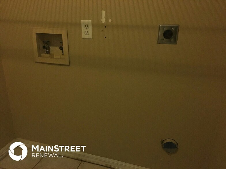 Building Photo - 2348 Ainsworth Ave