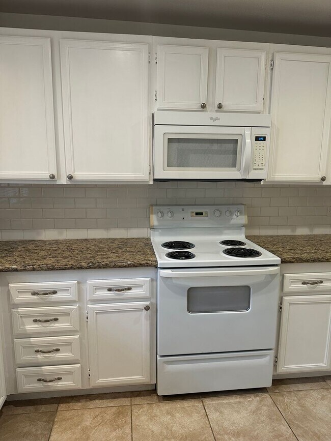 Building Photo - MISSION HILLS-SPACIOUS 2BR /2BA WITH MODER...