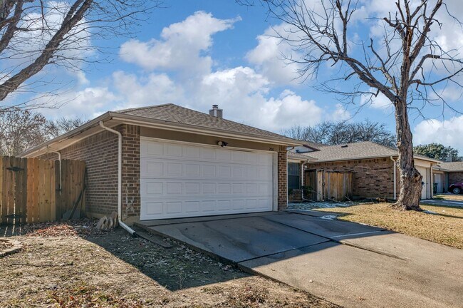 Building Photo - AVAILABLE NOW! NICE 3 BEDROOM HOME LOCATED IN ARLINGTON, TEXAS!