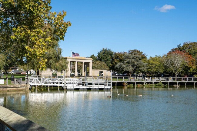 Building Photo - 11 The Pkwy