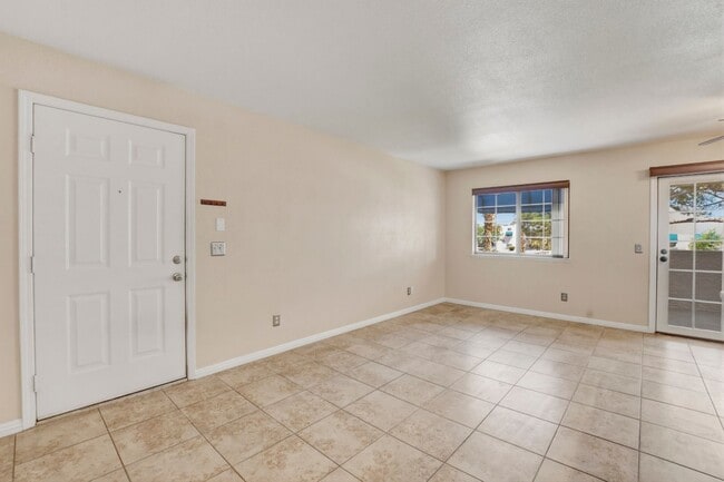 Building Photo - Upgraded 2 bedroom 2 bath upstairs condo