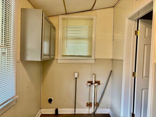 Building Photo - Charming 2BR house in Portland- Section 8 ...