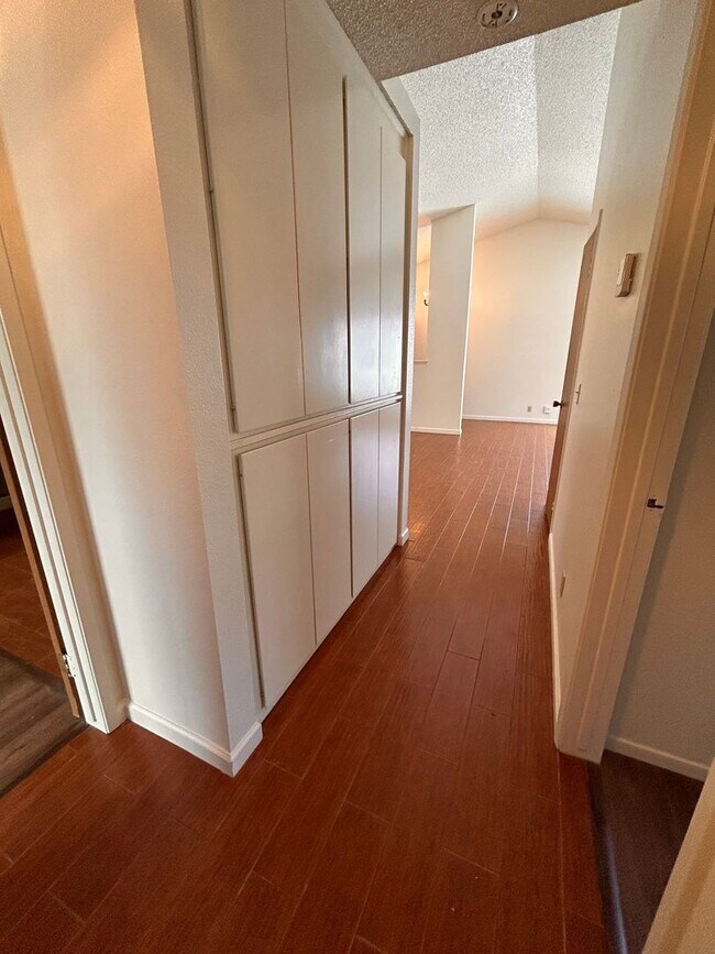 Building Photo - Cute home for rent in Visalia!