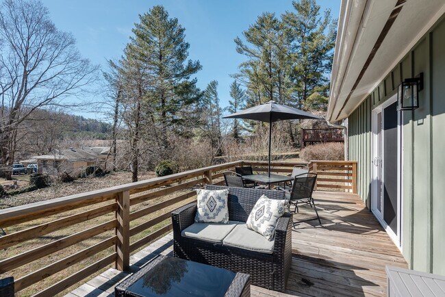 Building Photo - Unfurnished Beaverdam Home - All One Level