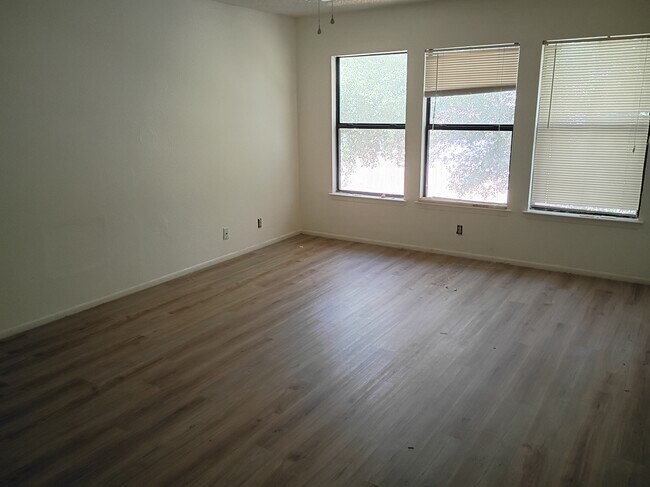 Building Photo - 9202 Roquefort