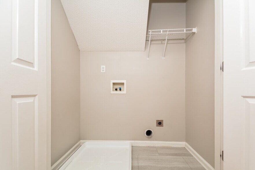 Building Photo - 313 Alder Ln