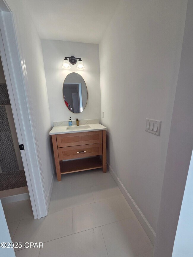 Building Photo - 920 W Beach Dr