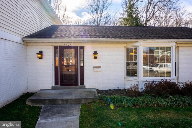 Building Photo - 8209 Mockingbird Dr