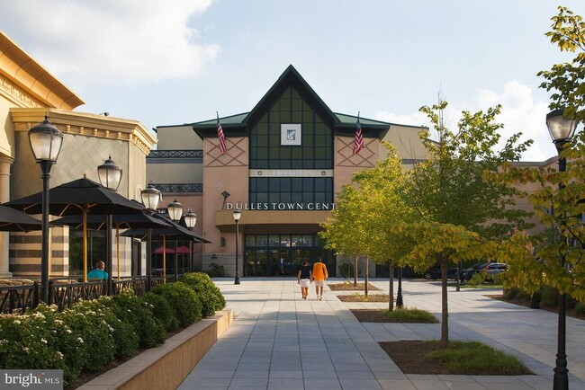 Building Photo - 2410 Dakota Lakes Dr