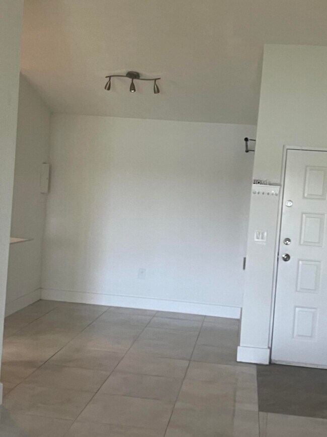 Building Photo - 2831 N Oakland Forest Dr