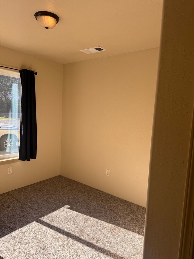 Building Photo - 2BED 2.5 BATH - TOWNHOME IN A QUIET NEIGHBORHOOD