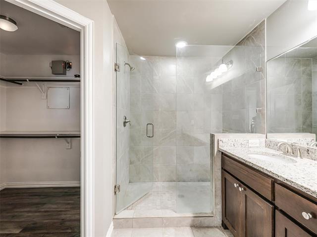 Building Photo - 4916 Villas Dr