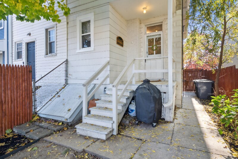 Building Photo - 323 W 7th St