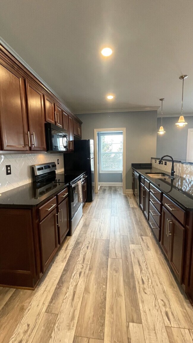 Building Photo - Germantown Gem!