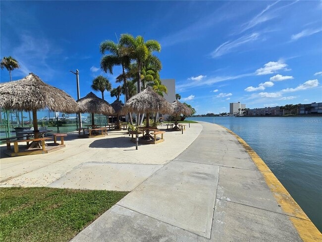 Building Photo - 7600 Sun Island Dr S