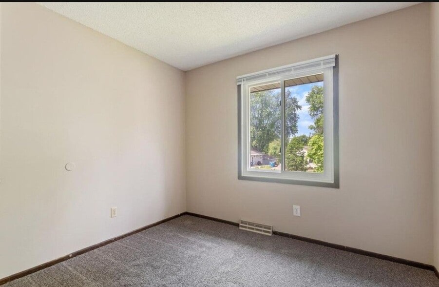 Building Photo - 605 10th Ave S