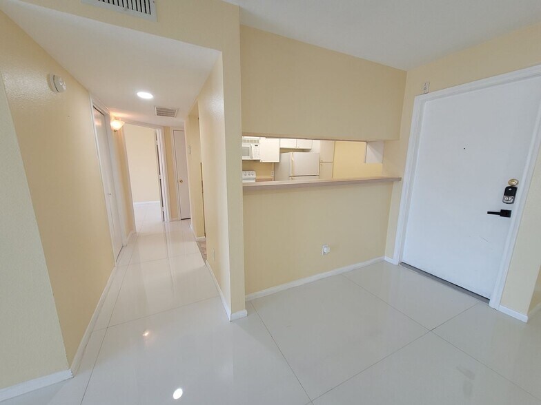 Building Photo - 2824 S Bartell Dr