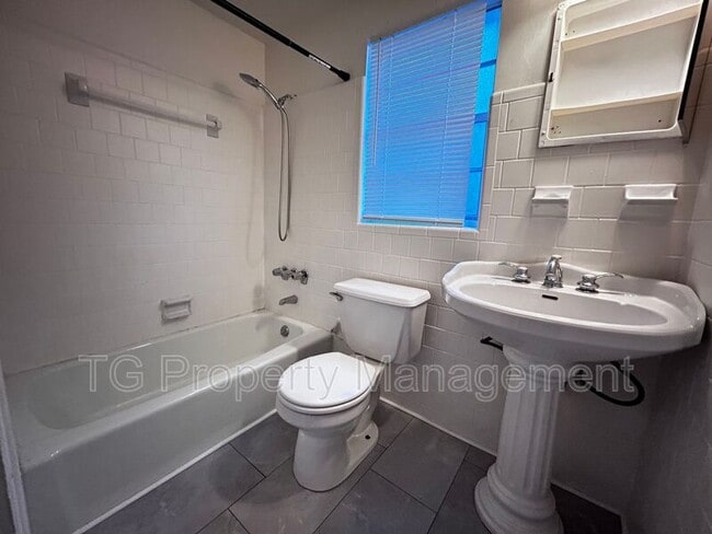 Building Photo - 2561 Rosselle St
