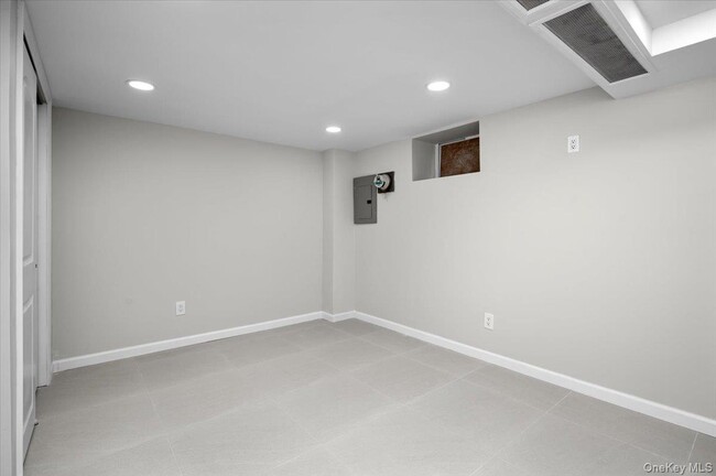 Building Photo - 28 Cross St