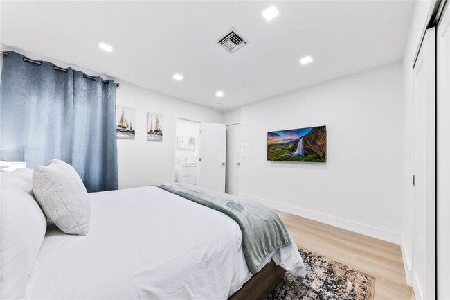 Building Photo - 3329 NE 17th St