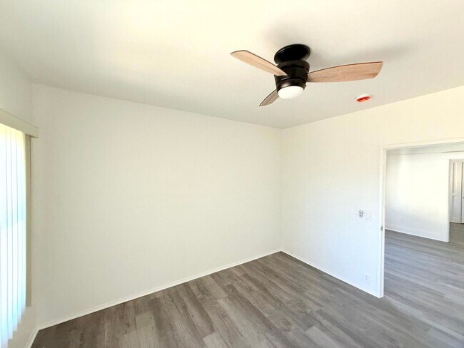 Building Photo - 1908-1910.5-19105 Daly St